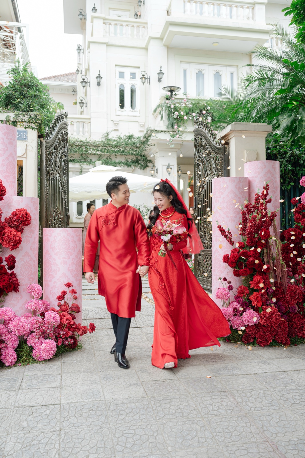 Cô dâu chờ trước cổng hoa