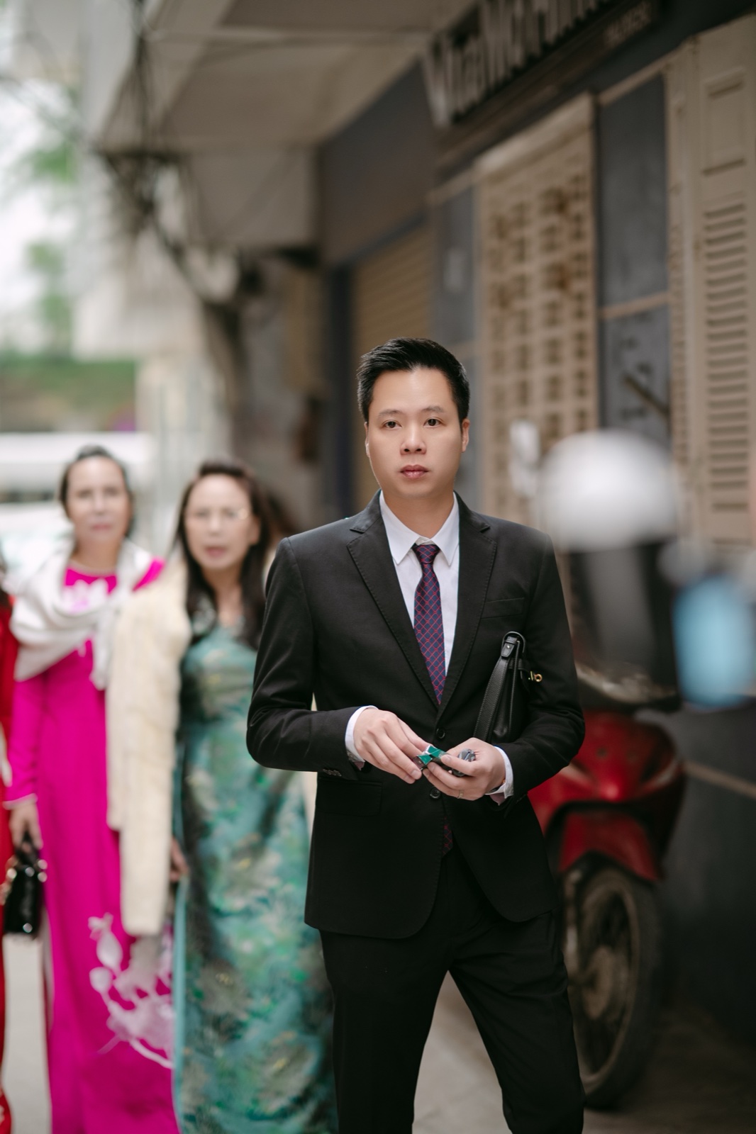 Chú rể bước qua đám đông