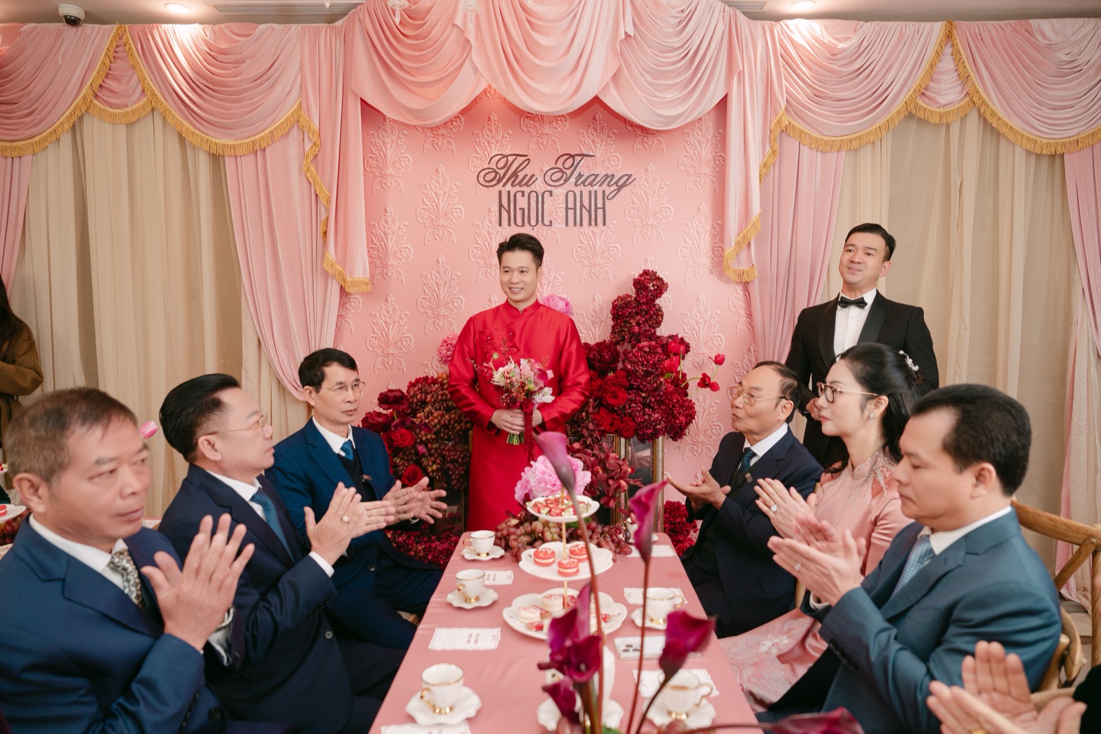 Hai họ vỗ tay trong lễ