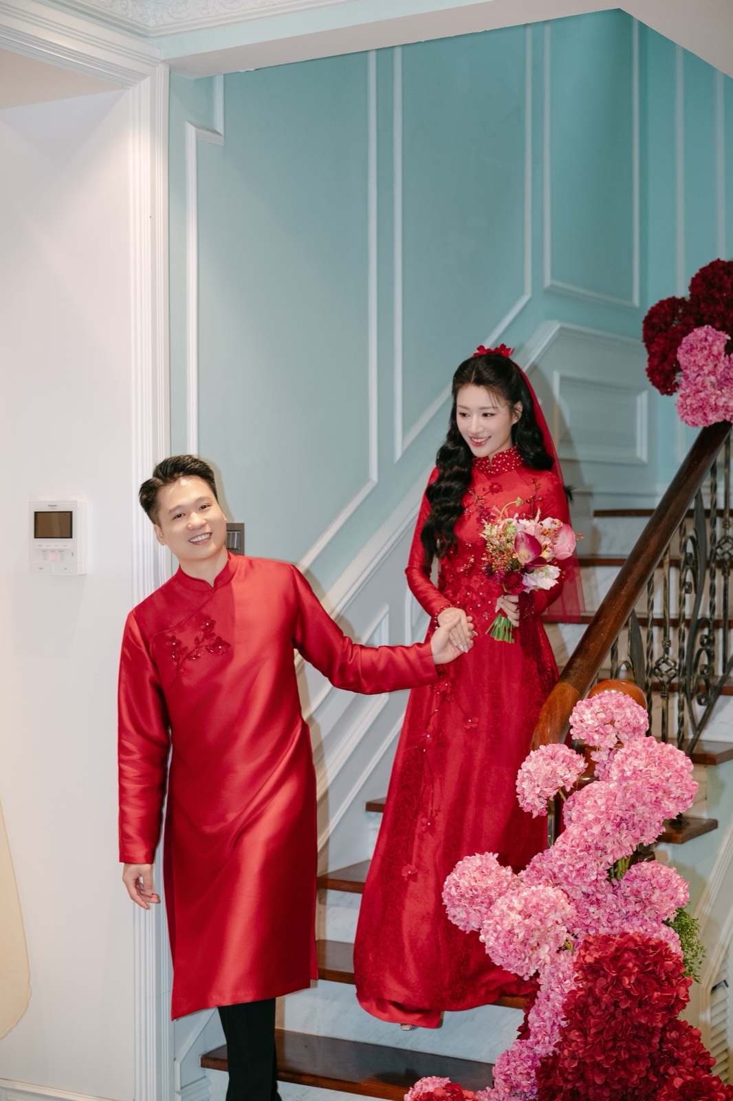 Cô dâu bước xuống cầu thang