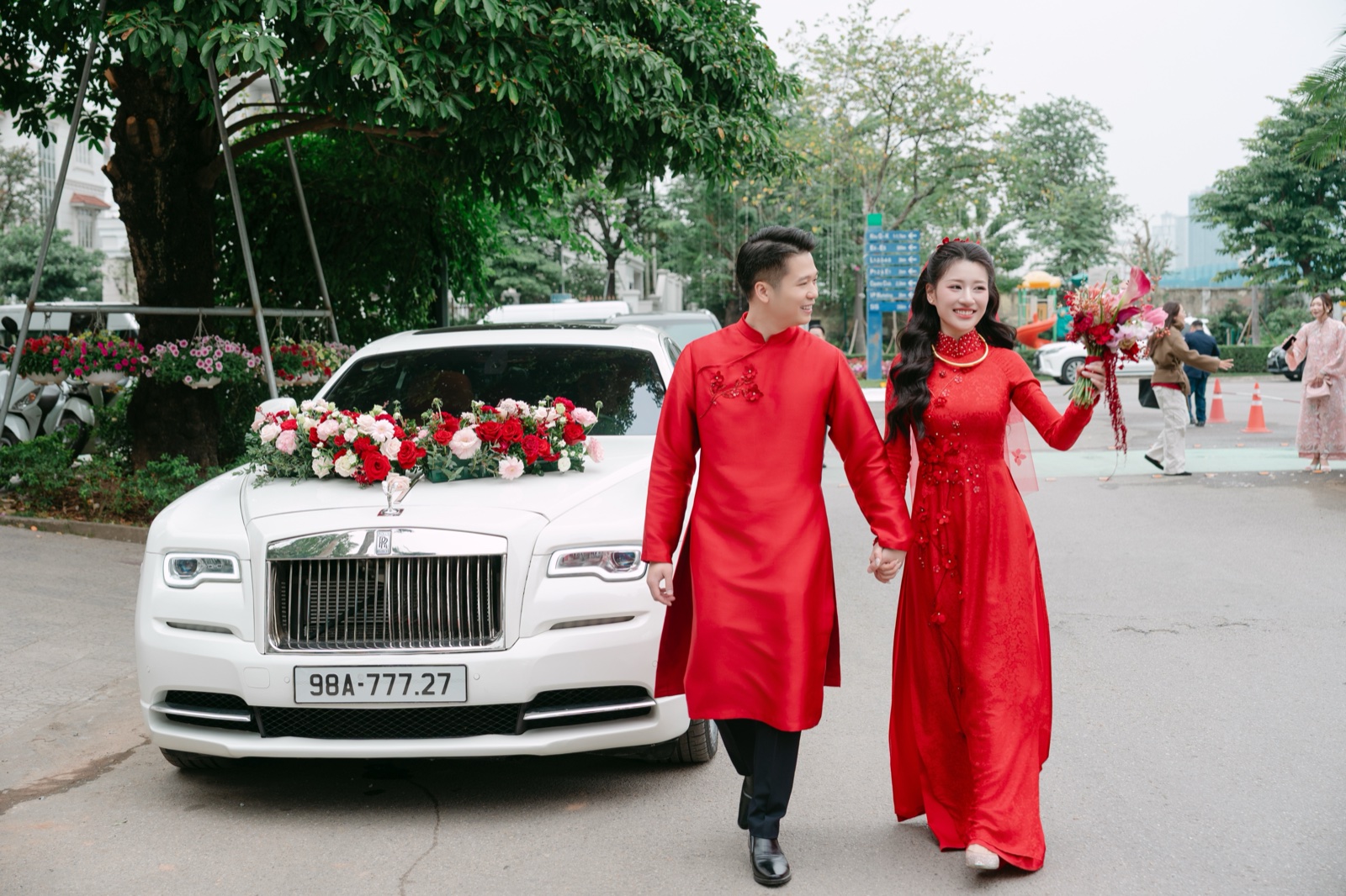 Cô dâu chú rể bên xe hoa