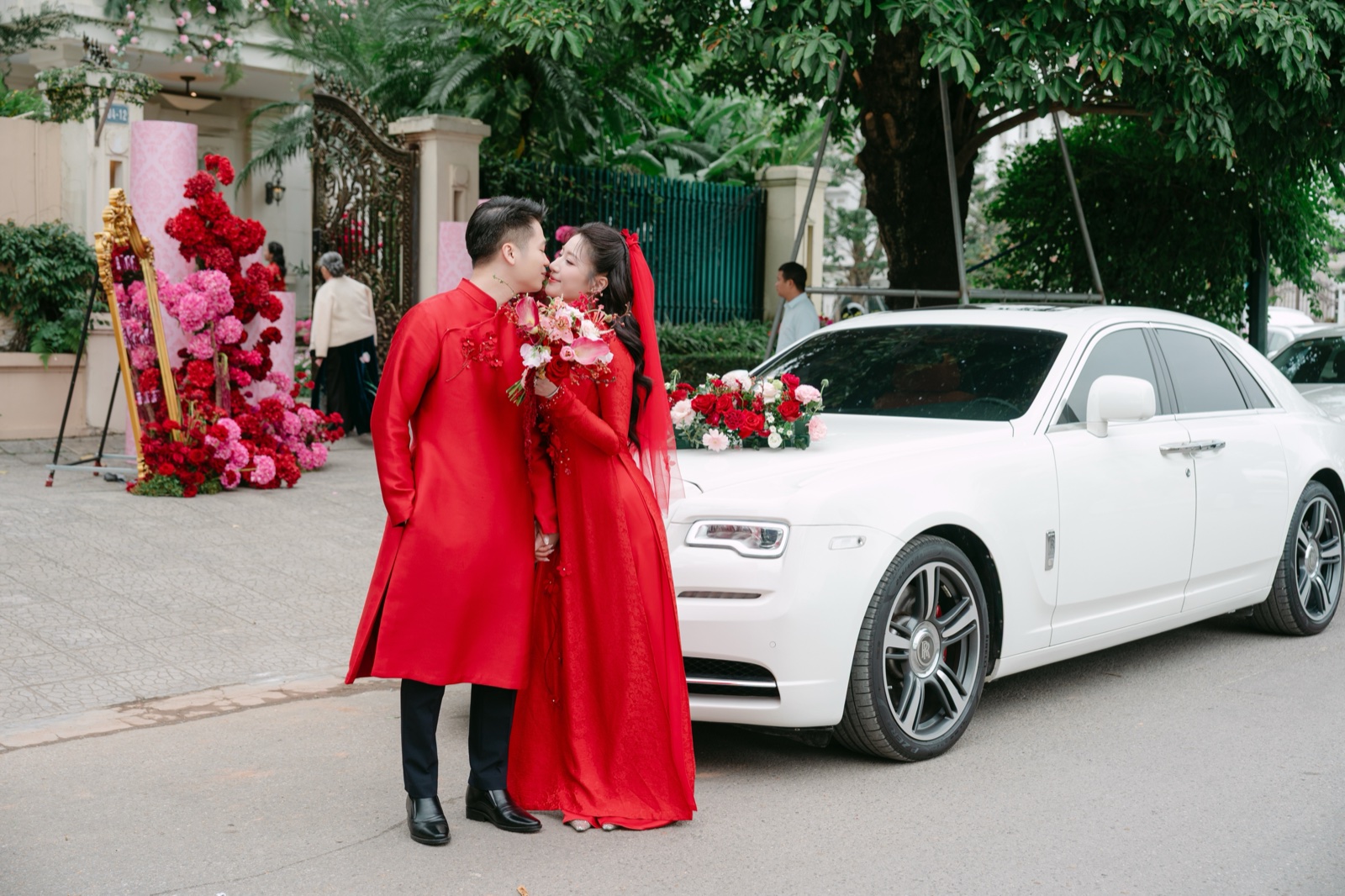 Chú rể ôm cô dâu