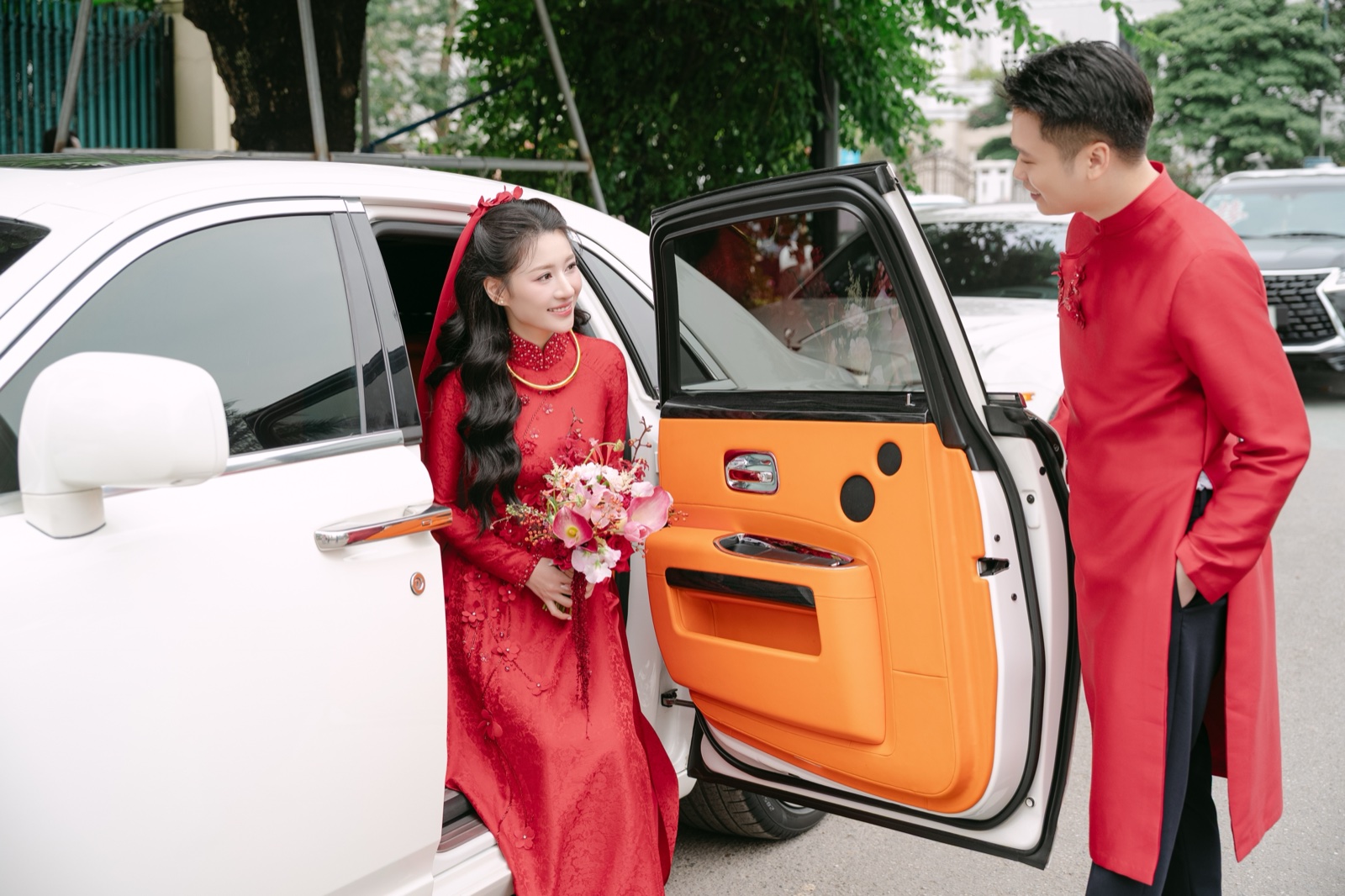 Cô dâu bước lên xe hoa