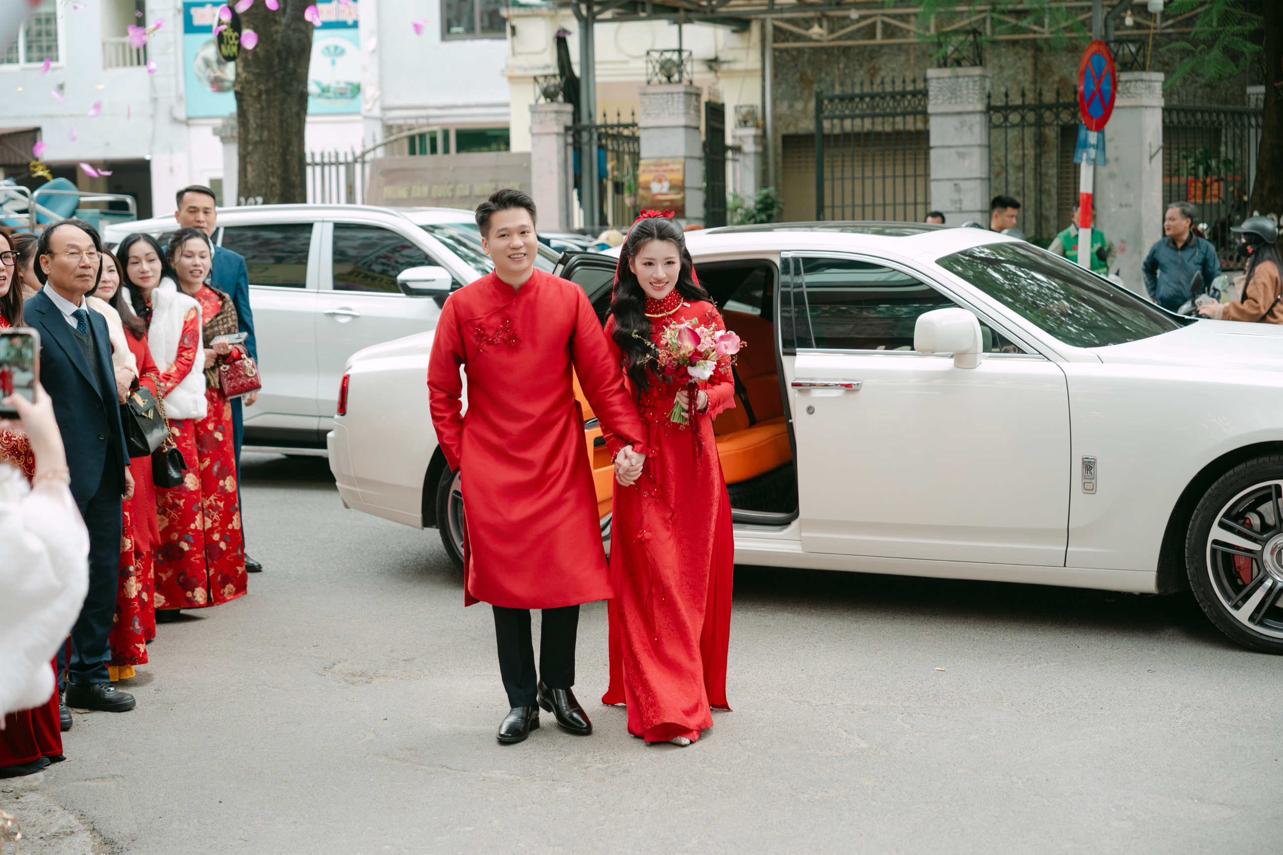 Đón dâu, hai họ đứng hai bên